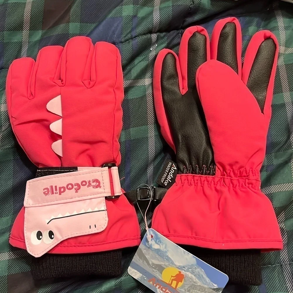 NWT waterproof gloves size 7-9 years old  CUTE